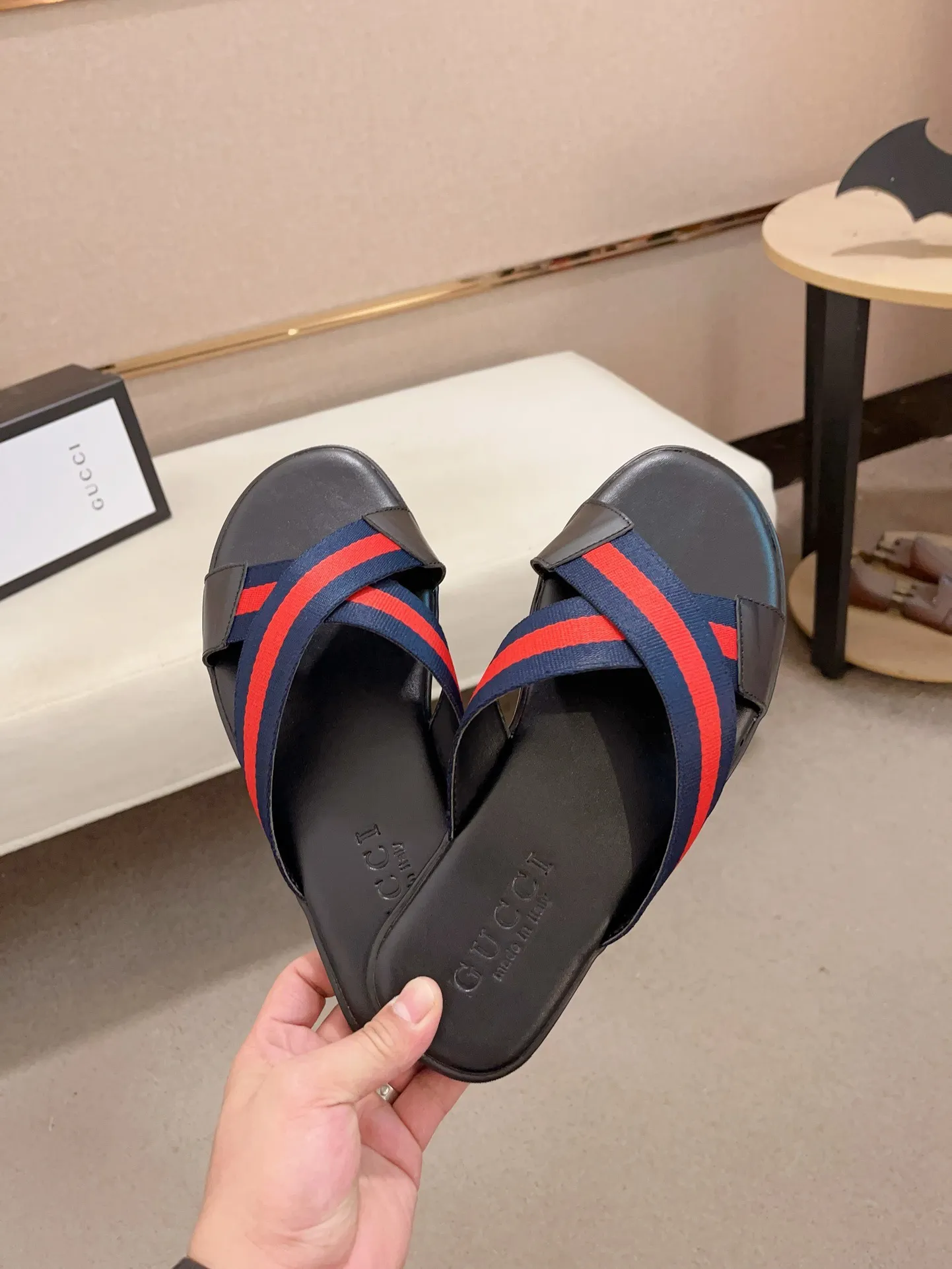 Men's shoes 💰: 240💰 [gucci Gucci slippers] High-end men's shoes brand official website 1:1 latest masterpiece: original mold customization, the fabric is made of imported original materials, upgraded outsole, lighter and non-slip. The market's top quality, simple yet tasteful, a must-have for fashionistas, fashionable at your feet, full of confidence, the same style at the counter 👍The season of summer slippers is here. Code: 38-45